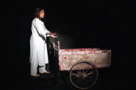 “Cantica Antigonae. Lamento per il corpo del nemico” di Astràgali Teatro racconta in scena il mito s